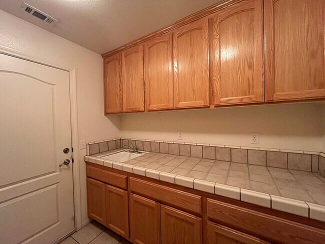 Building Photo - 3 bedroom, 2 bathroom in Apple Valley!