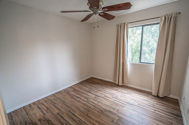 Building Photo - 3 Bedroom Townhome for Rent in Canyon Coun...