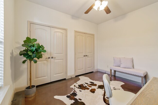 Building Photo - * MOVE IN SUMMER 7/25/2027 * 5 Bed 3 Bath Very Short Walk to TUC Campus