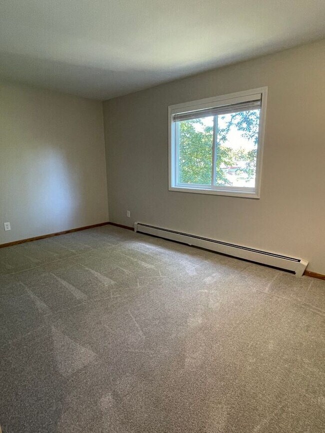 Building Photo - Main Floor, Excellent Condition, Video Wal...