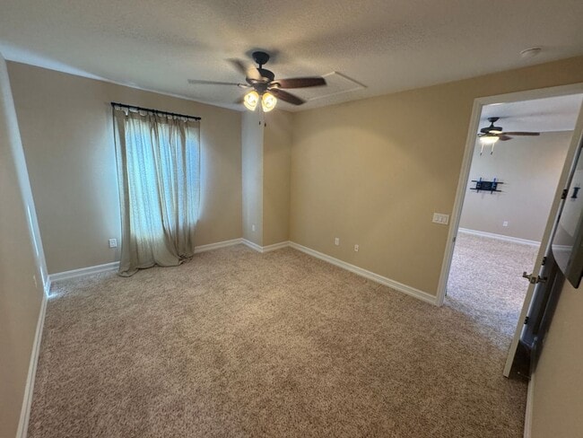 Building Photo - Two Story 5 bedroom, 4.5 bath