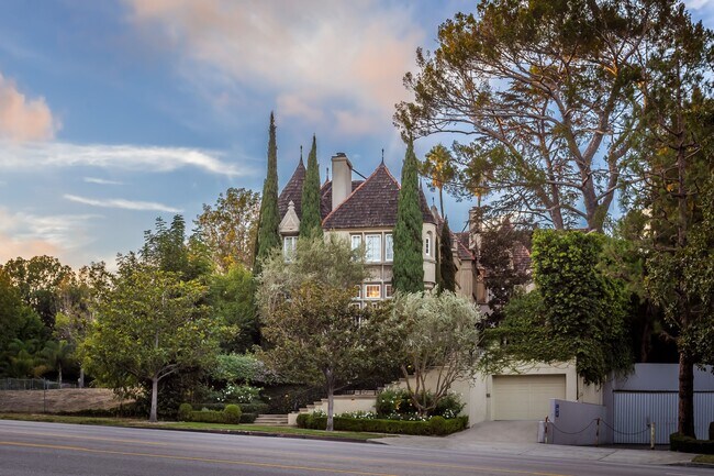 Building Photo - 10335 Wilshire Blvd