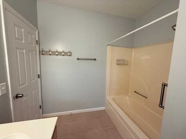 Main bathroom - 2209 Sweetwater Blvd