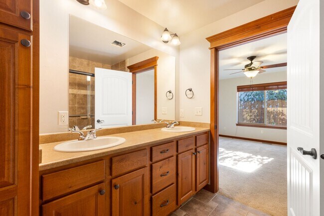 Building Photo - Spacious Single Level home with A/C & 3-ca...