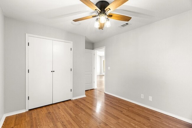 Building Photo - 3701 Oakmont Dr