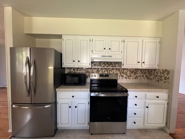 Building Photo - 3 bed 2 bath house with 2 car garage in great area!