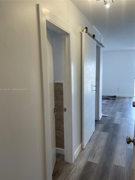 Building Photo - 400 Kings Point Dr