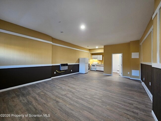 Building Photo - 119 N River St