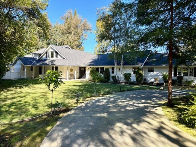 Primary Photo - Gorgeous 5 bedroom, 4.5 bath, Westside Dan...