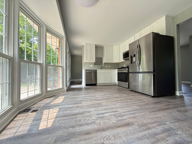 Building Photo - 1807 S Surrey Ridge Dr