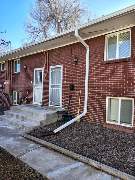HDR exterior - front entrance - 5655 W Ellsworth Ave