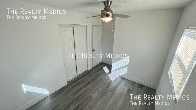 Building Photo - 2530 N Palm Dr