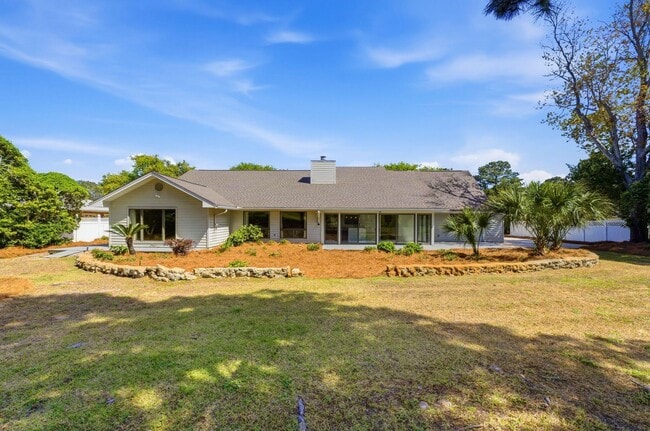 Building Photo - 47 Country Club Dr E