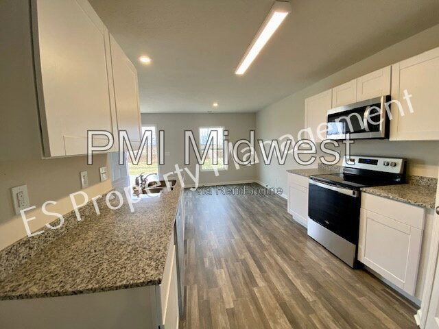 Building Photo - 2608 W Kings Cyn Dr