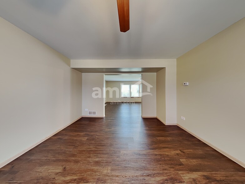 Building Photo - 916 Mazalin Dr