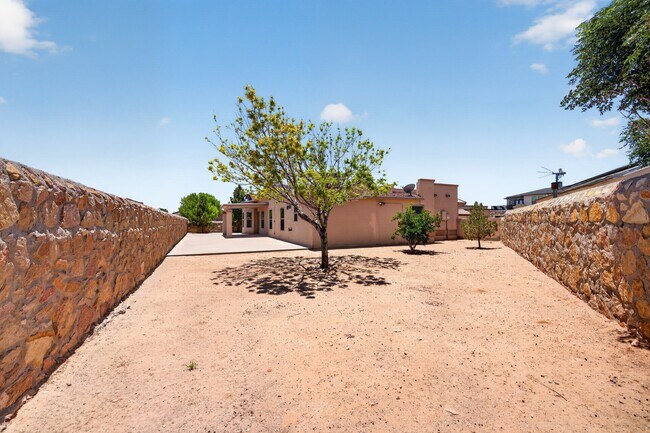 Building Photo - 608 Cactus Creek Pl