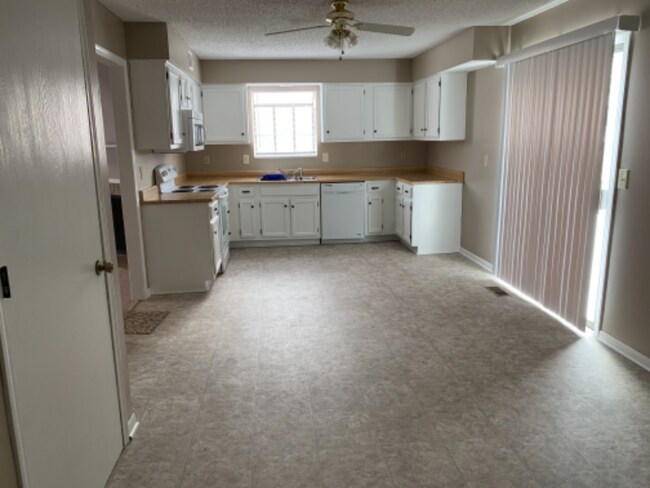 Building Photo - 12942 S Blackfoot Dr