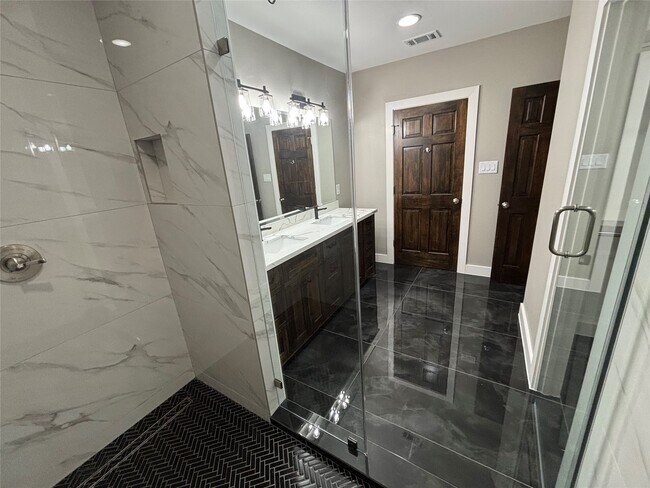 Building Photo - 430 N Hutcheson St