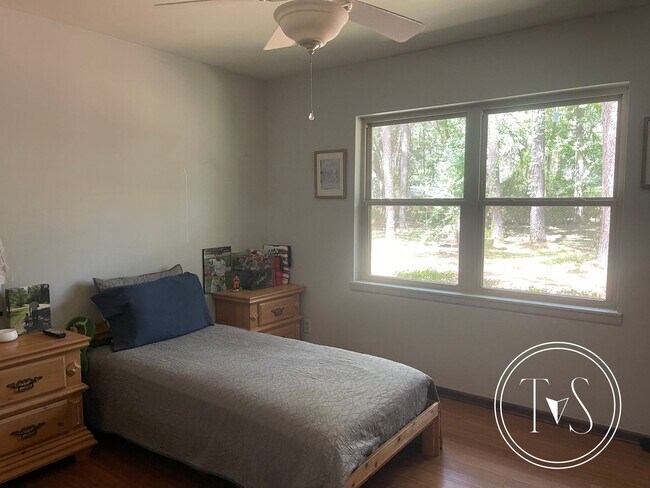 Building Photo - RATE DROP ALERT! (was $2800/month)