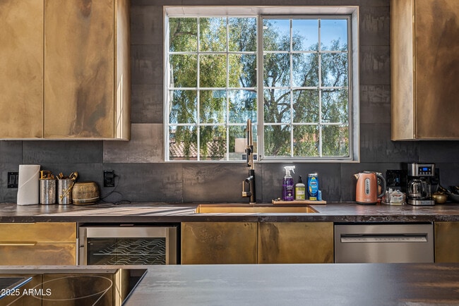 Building Photo - 15831 E Thistle Dr