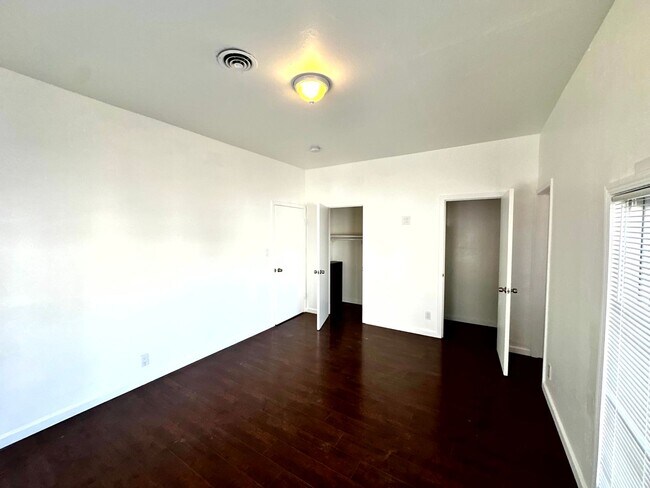 Building Photo - 607-611 N. El Molino Avenue