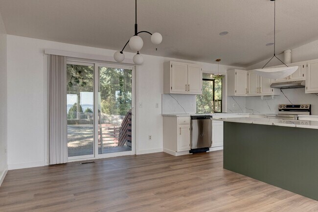 Building Photo - Beautifully Updated 3+ Bedroom Water View ...