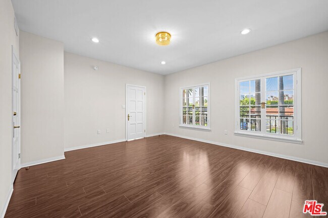Building Photo - 224 S Palm Dr
