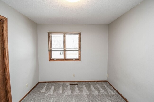 Building Photo - Spacious 5-Bedroom Split-Level in Southwest Sioux Falls with 4-Season Room & Fenced Yard!
