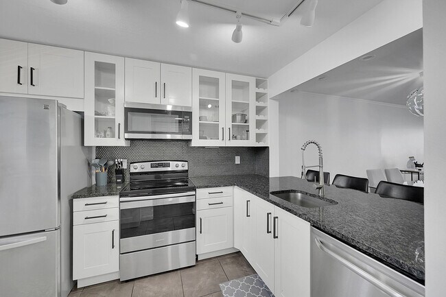 Building Photo - 2920 SW 22nd Ave