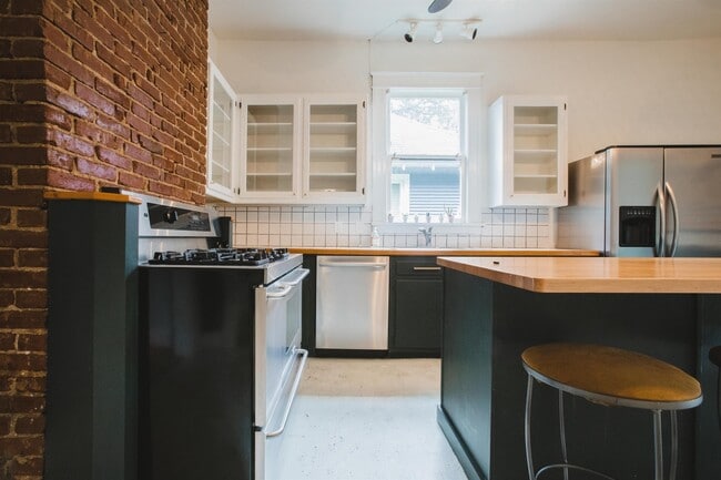 Building Photo - 1952 Court Ave