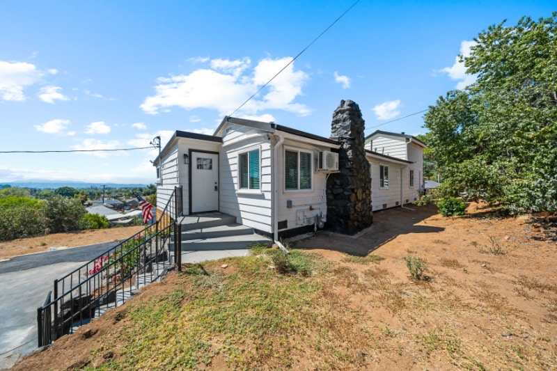 Building Photo - 1730 Vista De Valle Vis