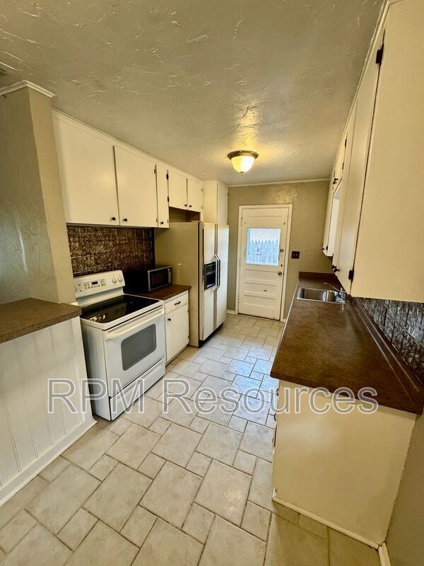 Building Photo - 2137 Barclay Rd