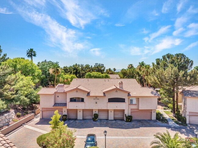 Building Photo - Beautiful 2 Bed 2 Bath ground floor condo in Guard Gated Green Valley Community. 1 Car garage!