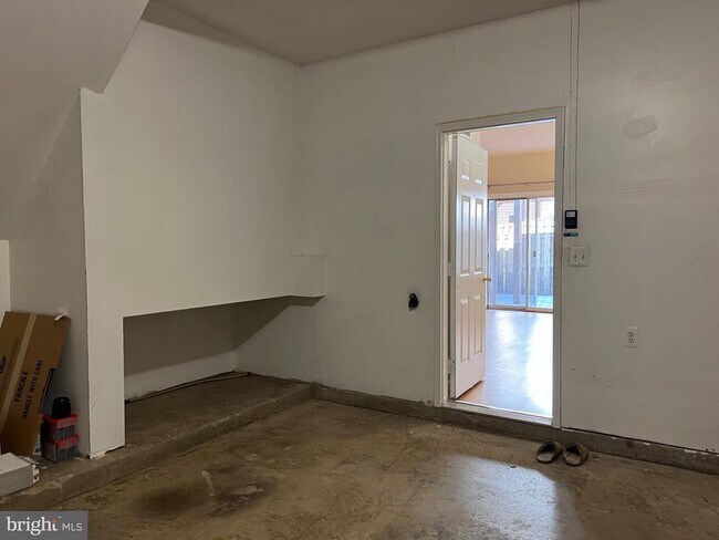 Building Photo - 8818 Royal Doulton Ln