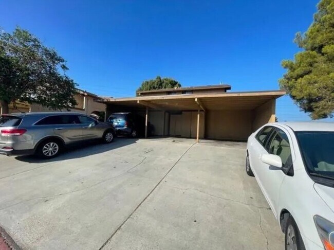 Building Photo - LOCATION & PRIVACY! Spacious 3 br Condo wi...