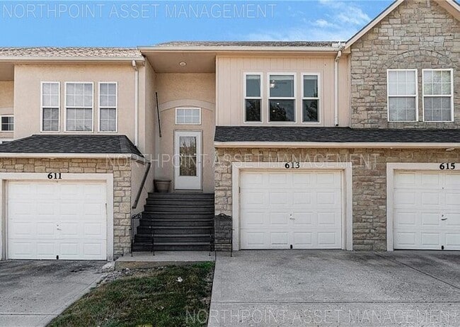 Primary Photo - 3 Bed, 2 Bath Townhome SPECIAL!