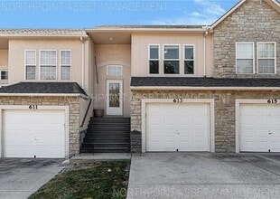 Building Photo - 3 Bed, 2 Bath Townhome SPECIAL!