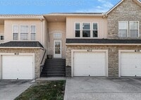 Building Photo - 3 Bed, 2 Bath Townhome SPECIAL!