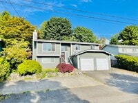 Building Photo - Beautifully Renovated 5 Bedroom House with Large Yard!