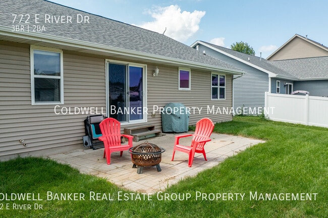 Building Photo - 772 E River Dr