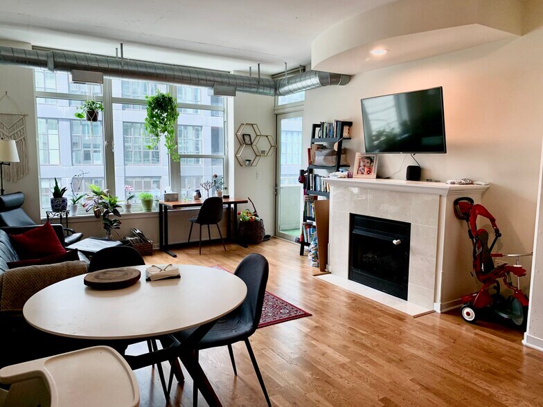 Building Photo - 909 W Washington Blvd