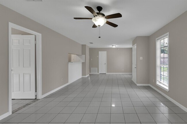 Building Photo - 1018 Surrey Ct