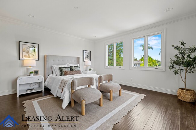 Building Photo - 5011 Hayvenhurst Ave