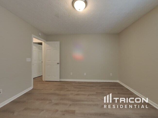 Building Photo - 261 Silver Ridge Dr
