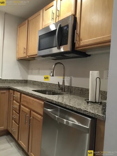 Building Photo - 451 Park Dr