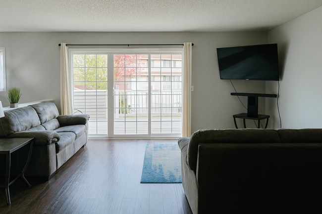 Building Photo - Rare and Beautifully Updated Townhome in a...