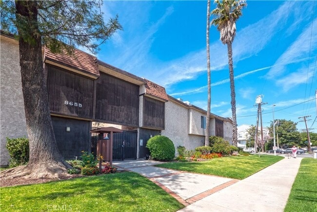 Building Photo - Beautifully Renovated Townhouse with Moder...