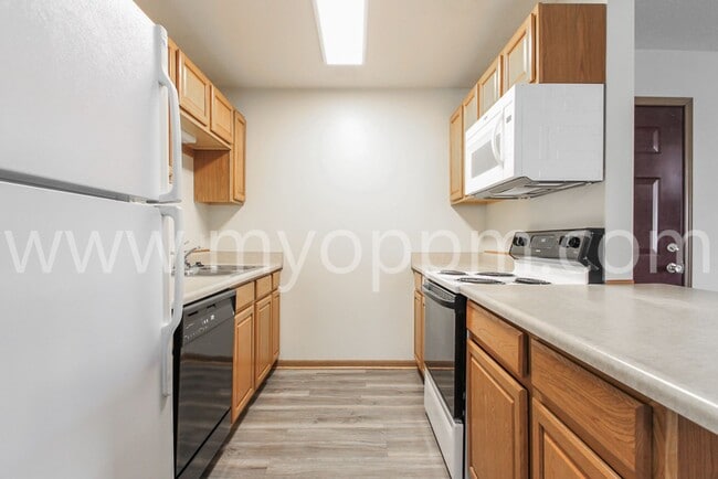 Building Photo - 2 Bedroom / 2 Bath Apartment With Lots of Open Space