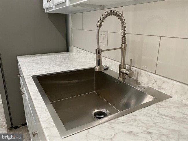 Building Photo - Spacious top-floor garden condo with updat...