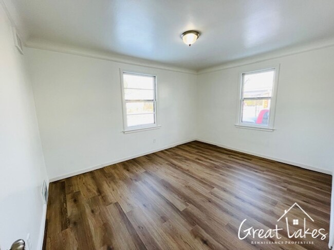 Building Photo - Beautiful 2 Bedroom 1 Bathroom now availab...